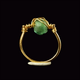 Ring with Roman wire-wrapped green glass bead