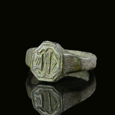 Medieval bronze seal ring, capital letter D