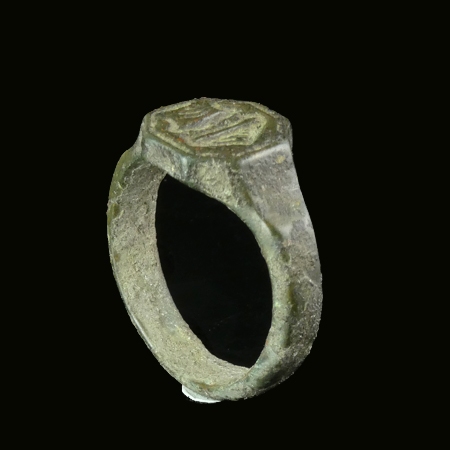 Medieval bronze seal ring, capital letter D