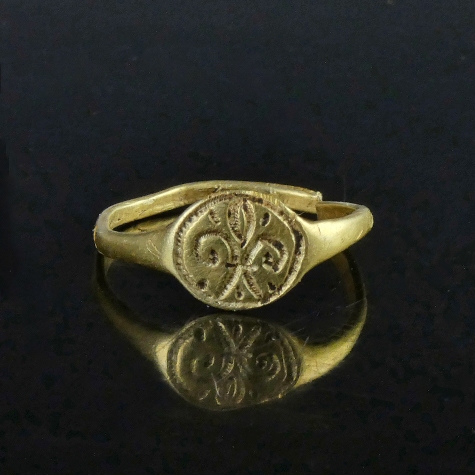 Medieval gold ring with fleur-de-lis