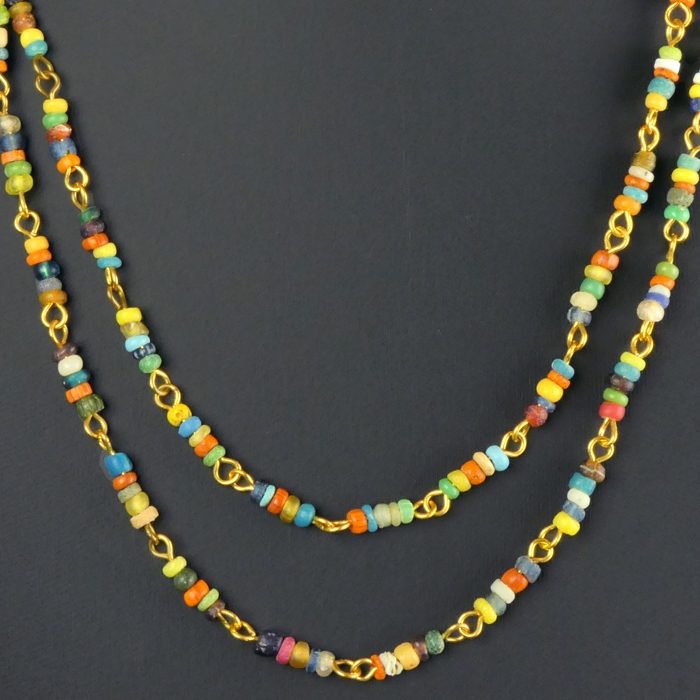 Necklace with Roman multicoloured glass beads