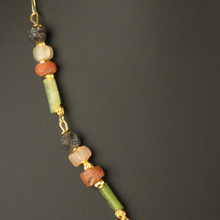 Necklace with Roman multicoloured glass beads