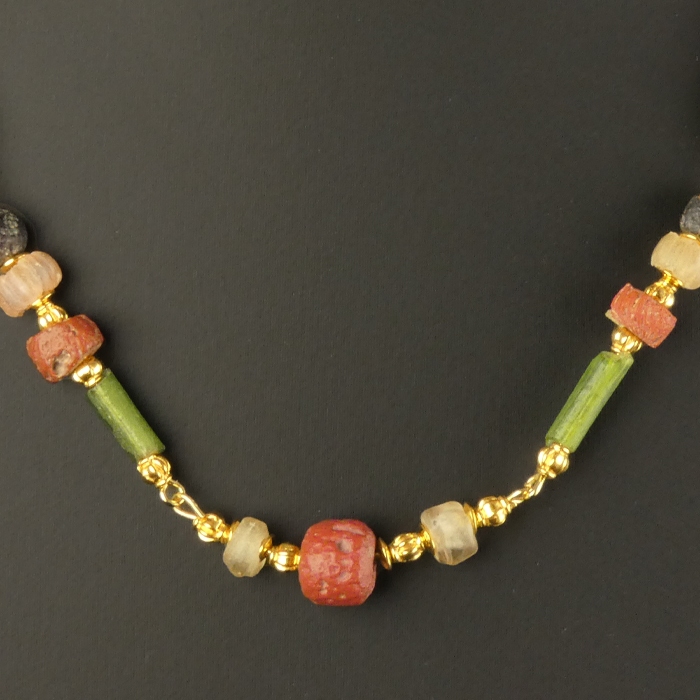 Necklace with Roman multicoloured glass beads