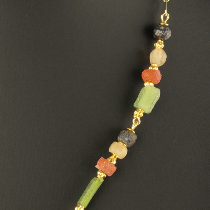 Necklace with Roman multicoloured glass beads