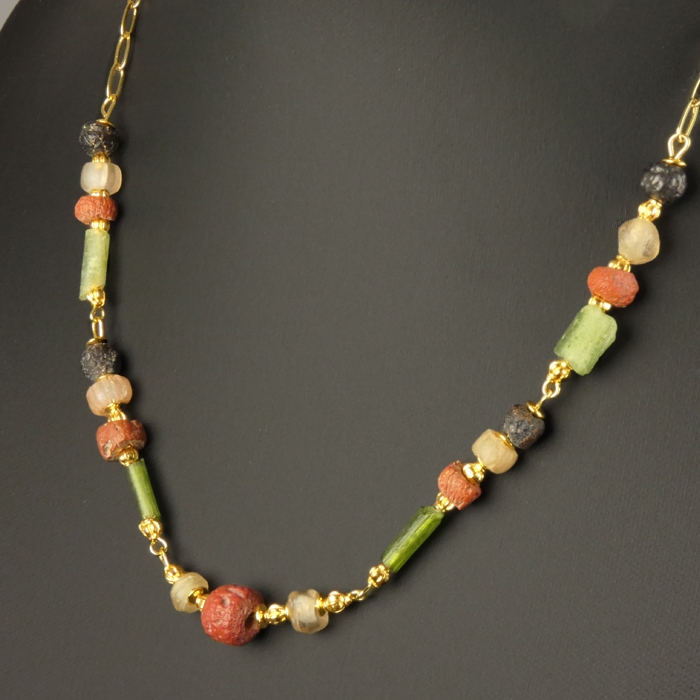 Necklace with Roman multicoloured glass beads