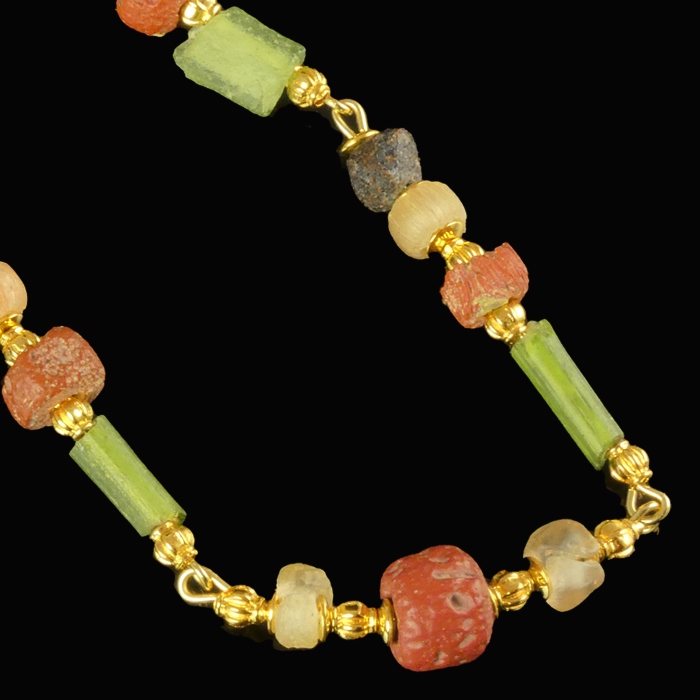 Necklace with Roman multicoloured glass beads