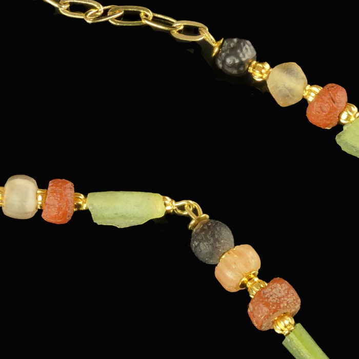 Necklace with Roman multicoloured glass beads