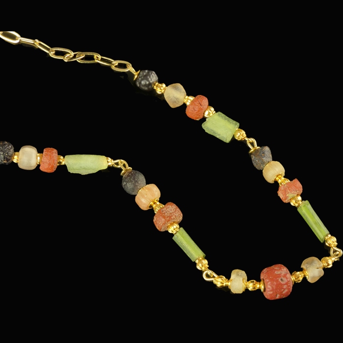 Necklace with Roman multicoloured glass beads