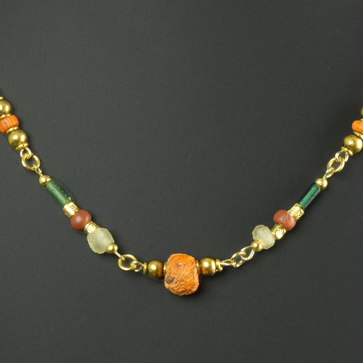 Necklace with Roman multicoloured glass beads