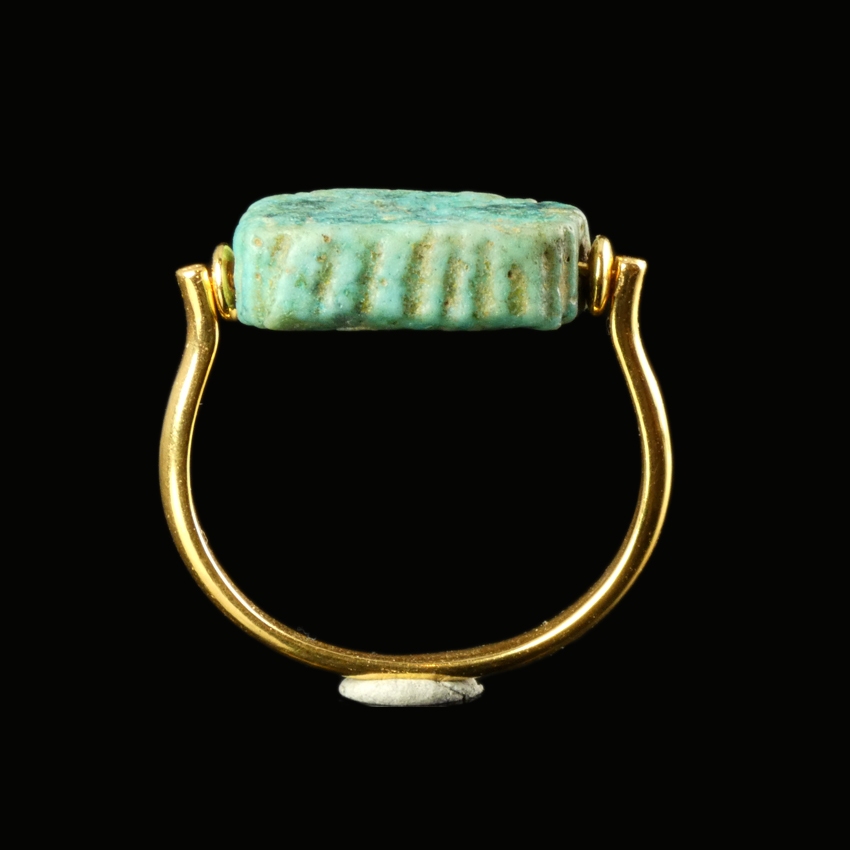 Ring with Egyptian glazed faience amulet bead