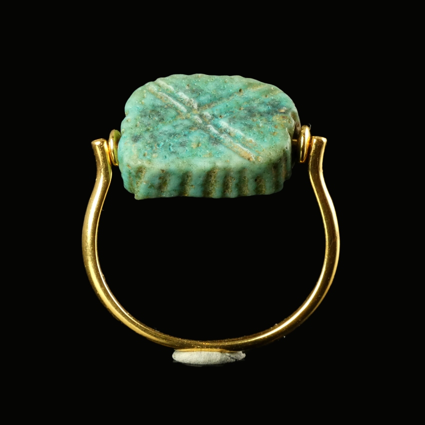 Ring with Egyptian glazed faience amulet bead