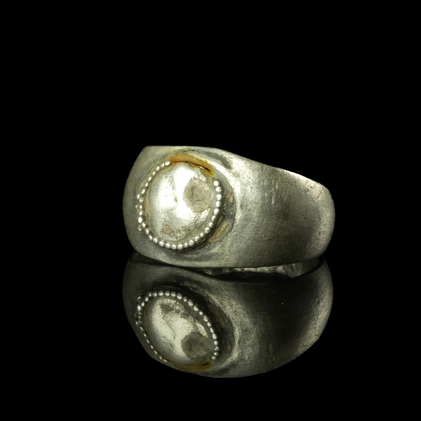 Roman silver ring with filigree decoration